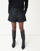 SHORTS COM PREGAS METALIZADO - PRETO