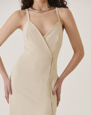 VESTIDO COM FENDA FRONTAL - AREIA