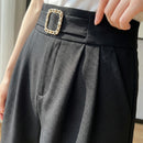 [Leve 6, Pague Só 3] Short Lunara Feminino em Crepe Seda Gelo, Rayon e Elastano de Cintura Alta com Fivela de Strass