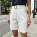 [Leve 6, Pague Só 3] Short Lunara Feminino em Crepe Seda Gelo, Rayon e Elastano de Cintura Alta com Fivela de Strass